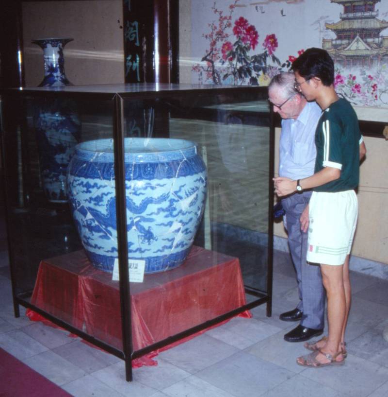 Xuande fish jar